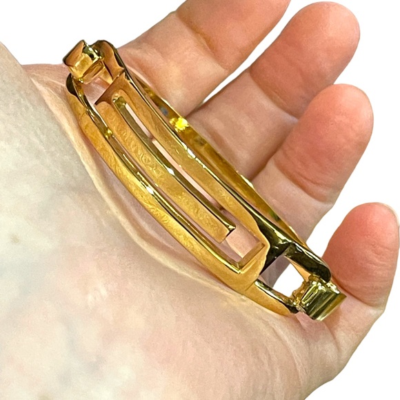 Lovely gold finish GIVENCHY Authentic fancy bracelet - Picture 4 of 7